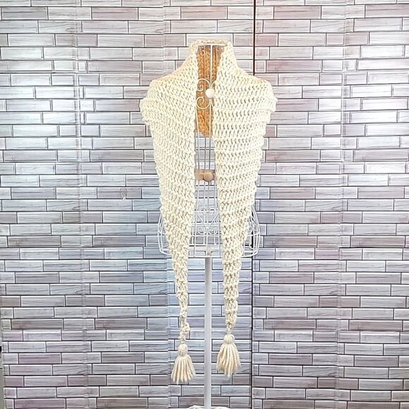 Handmade chunky knit scarf in a cape style - Picture 1 of 9